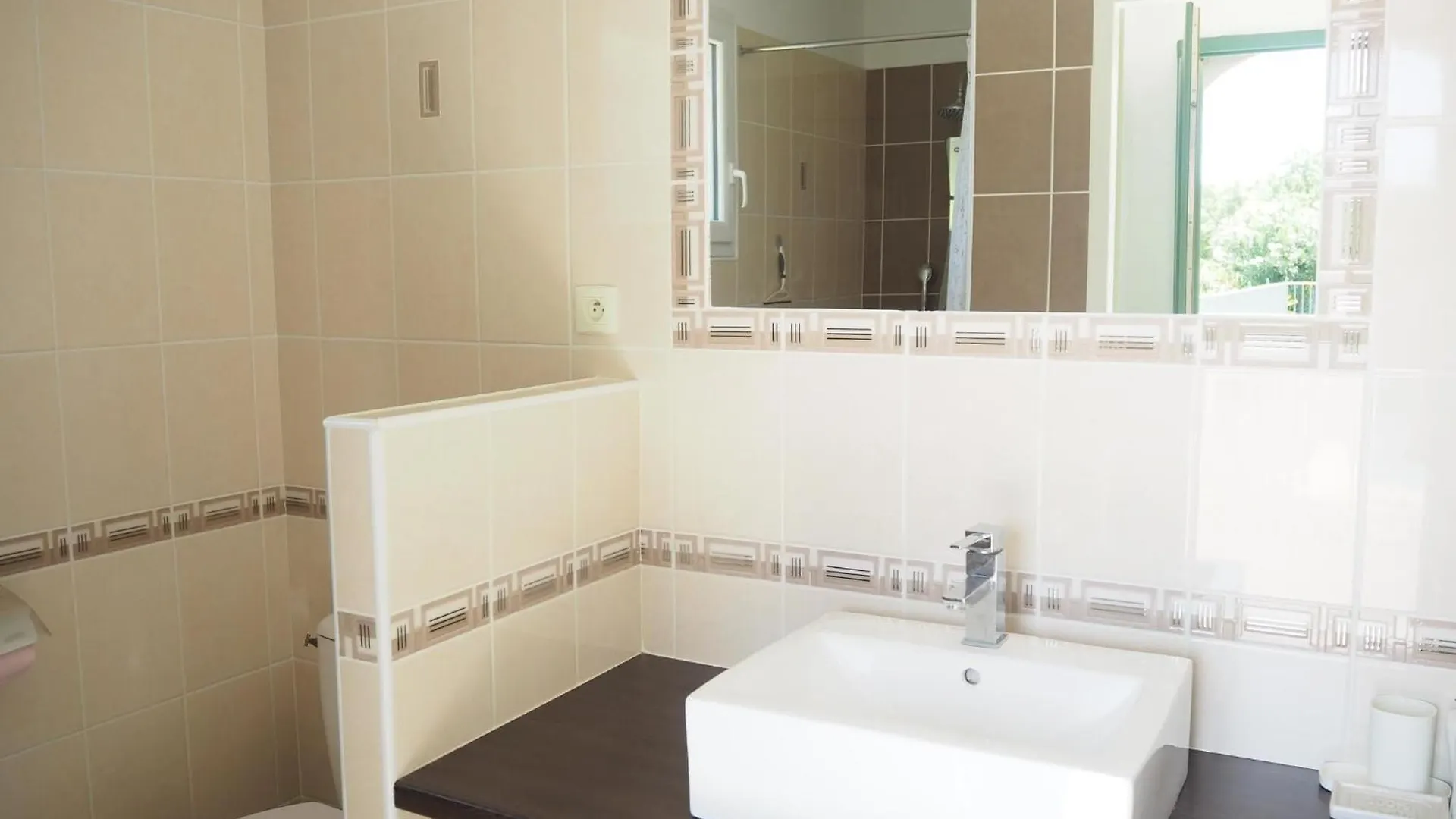 Pretty Holiday Home With Shared Pool, L'Isle-Sur-La-Sorgue