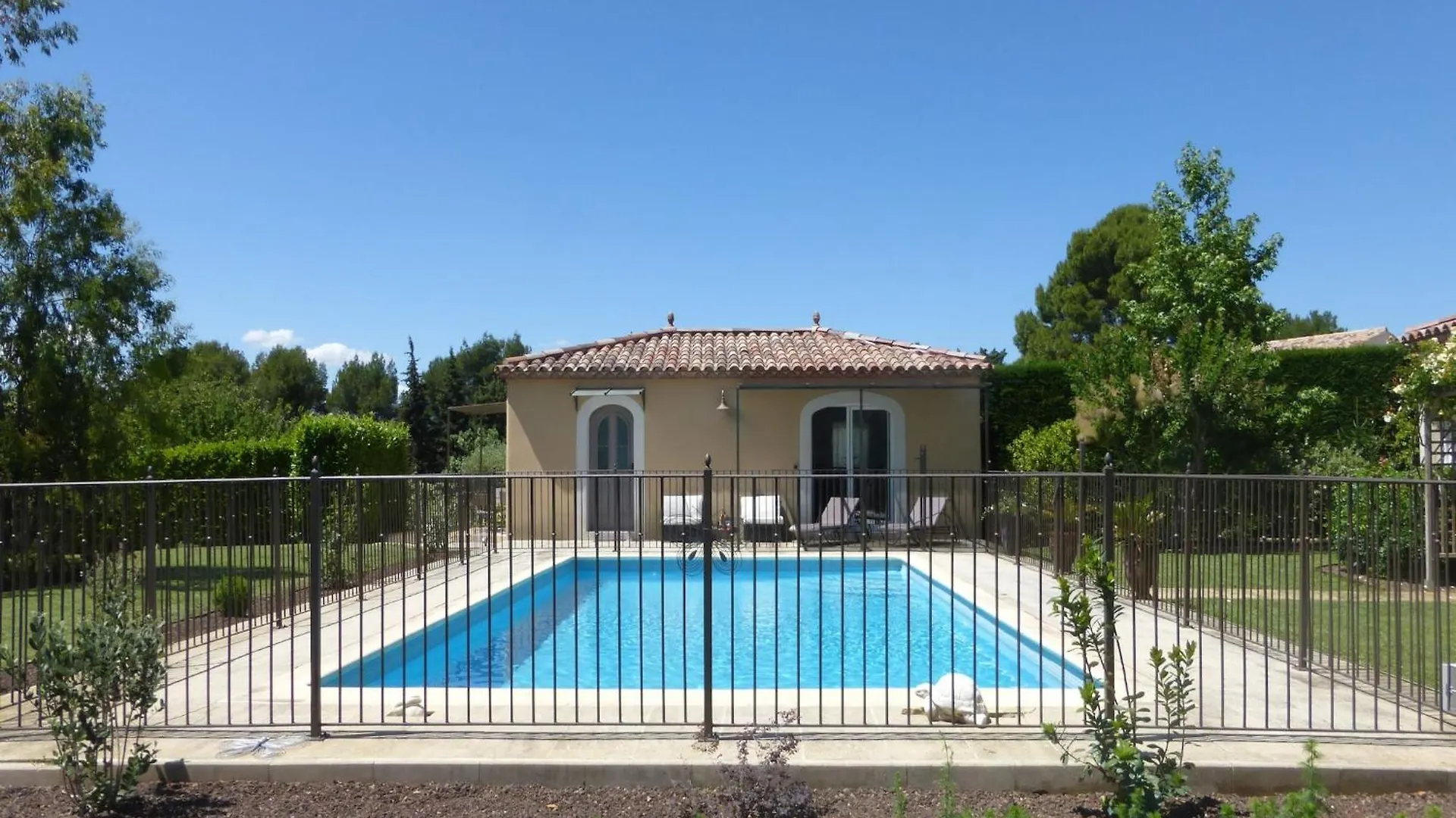 Pretty Holiday Home With Shared Pool, L'Isle-Sur-La-Sorgue France