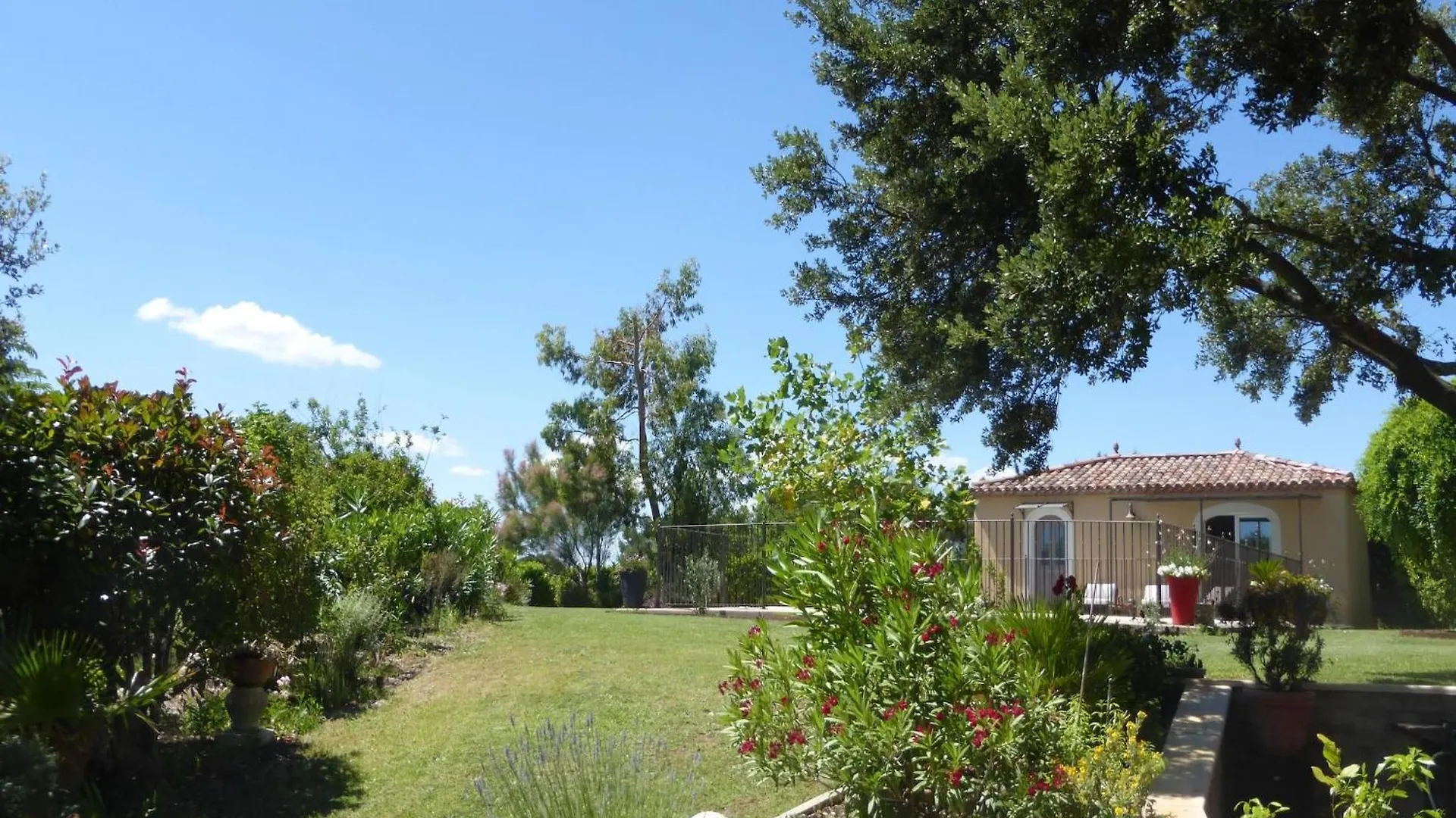 Pretty Holiday Home With Shared Pool, L'Isle-Sur-La-Sorgue France