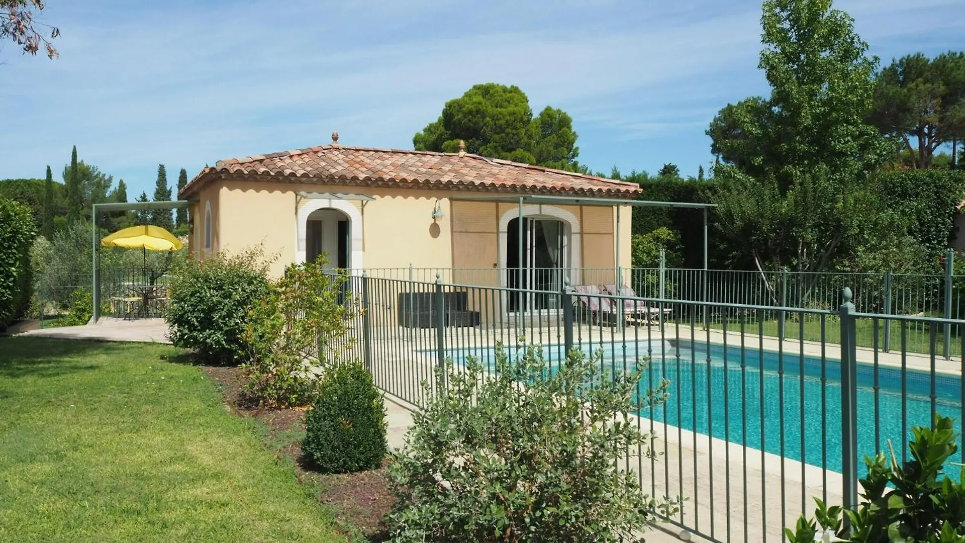 Pretty Holiday Home With Shared Pool, L'Isle-Sur-La-Sorgue