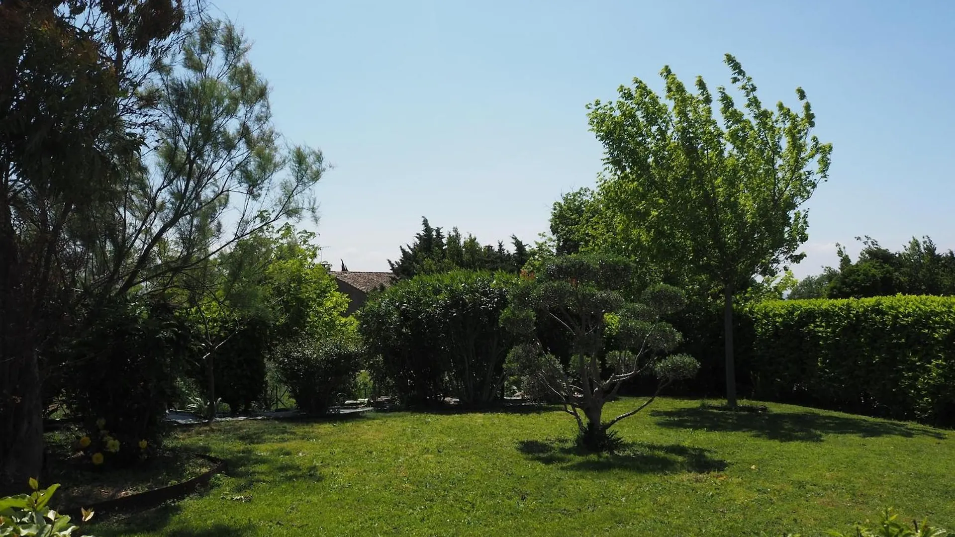 Pretty Holiday Home With Shared Pool, L'Isle-Sur-La-Sorgue