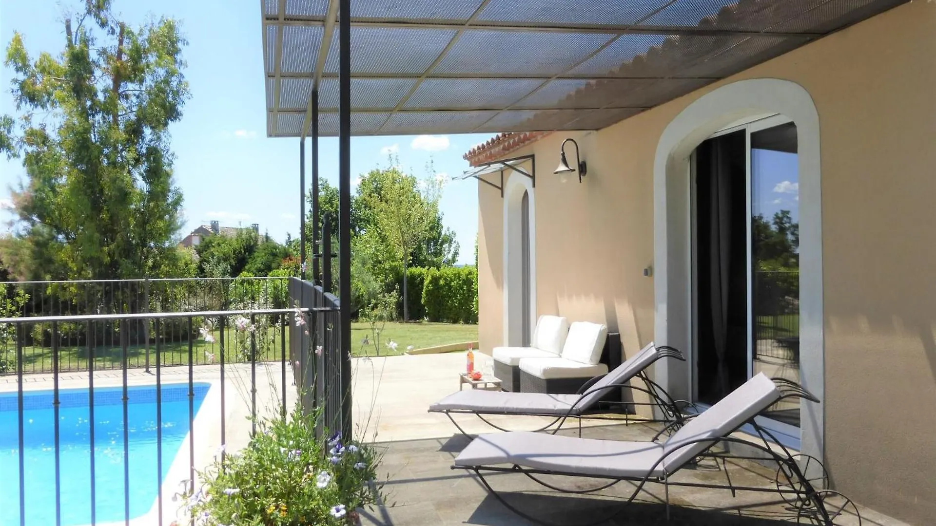 Pretty Holiday Home With Shared Pool, L'Isle-Sur-La-Sorgue France