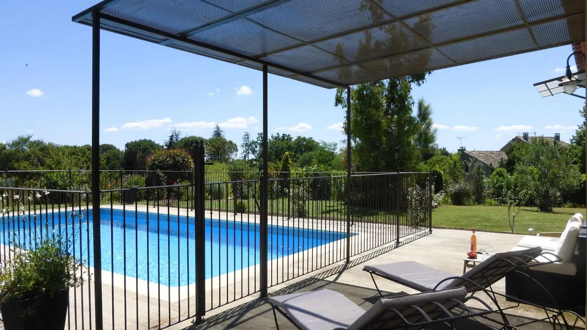 Pretty Holiday Home With Shared Pool, L'Isle-Sur-La-Sorgue 0*,  France