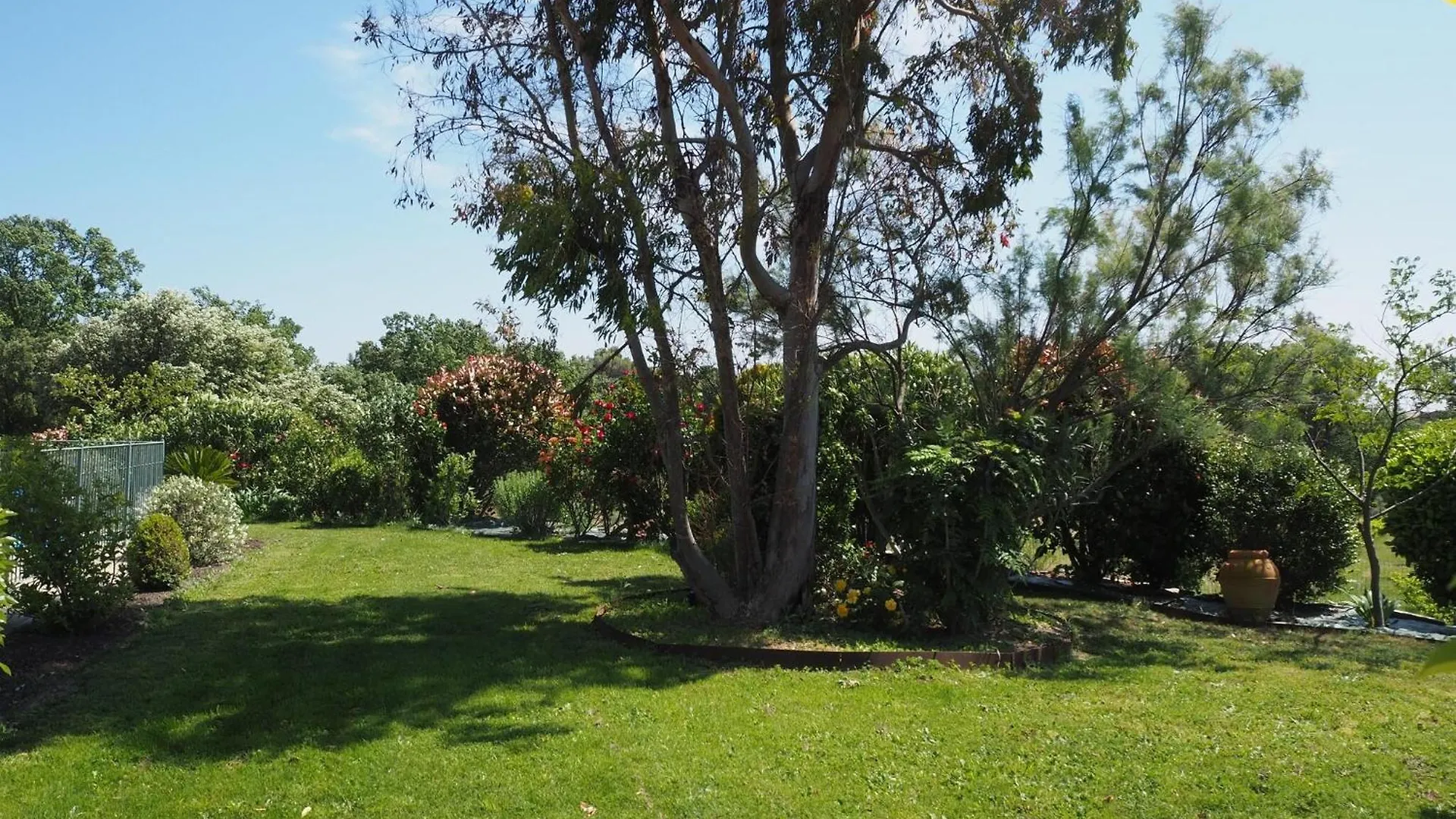 Pretty Holiday Home With Shared Pool, L'Isle-Sur-La-Sorgue