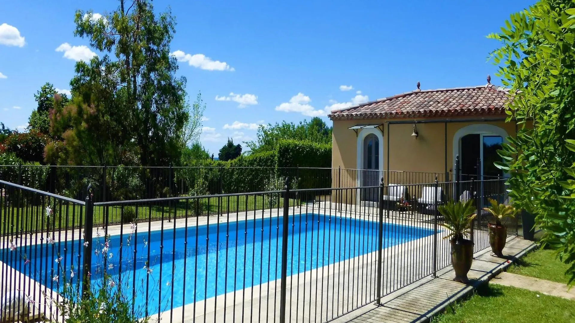 Pretty Holiday Home With Shared Pool, L'Isle-Sur-La-Sorgue